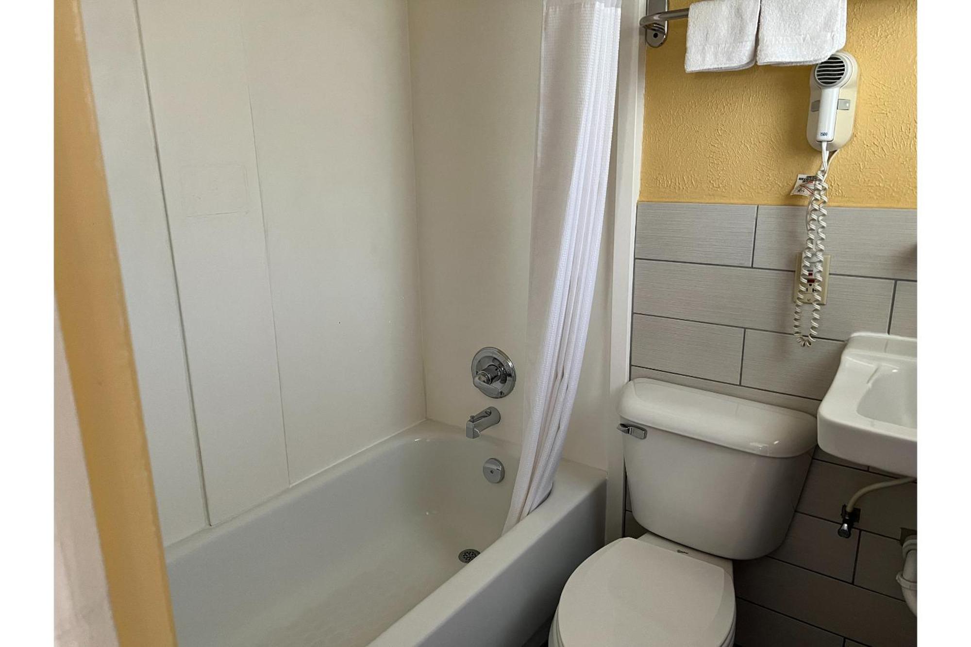 Budget Toledo Perrysburg I-280 2*